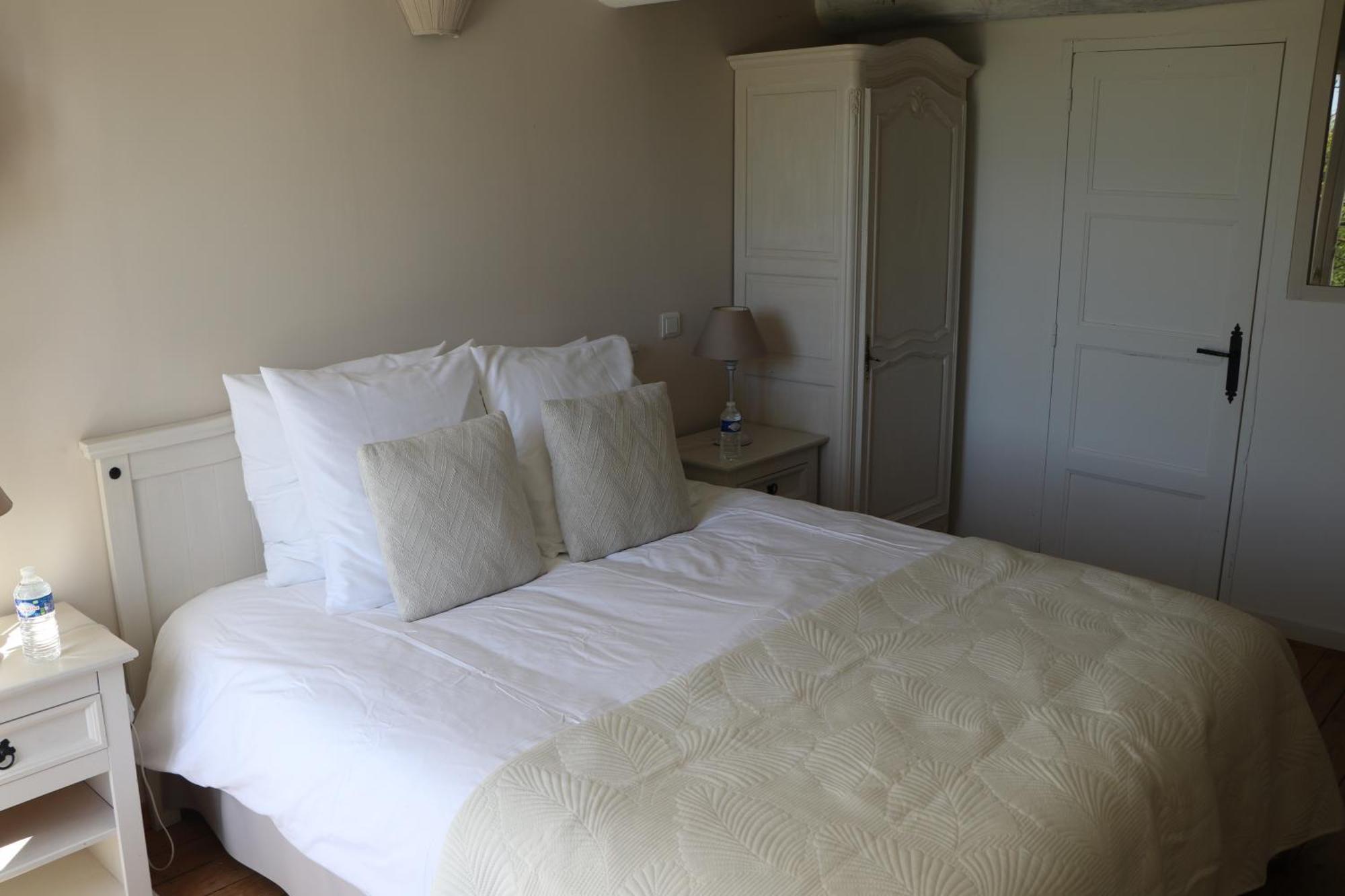 Le Mas Des Cerisiers Jacuzzi Et Sauna Inclus Pour Tous Les Logements Avignon Room photo